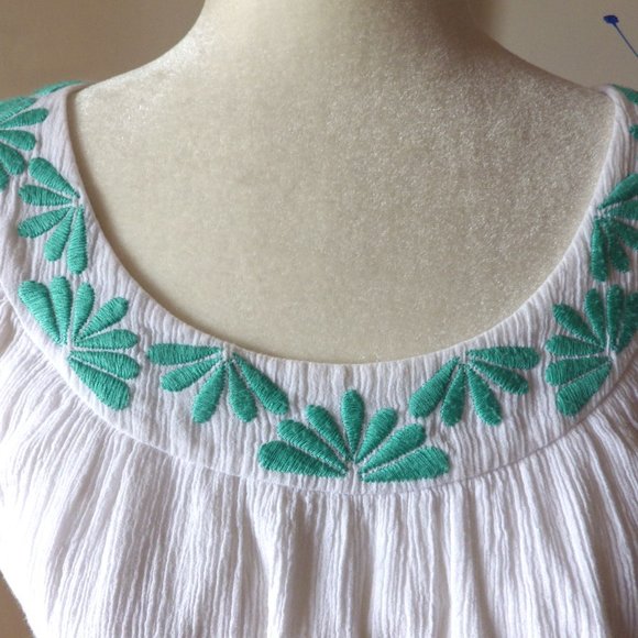 Vineyard Vines Cotton Blouse/Peasant Style/ White Cotton/ Aqua Embroidery/ M - Picture 3 of 8